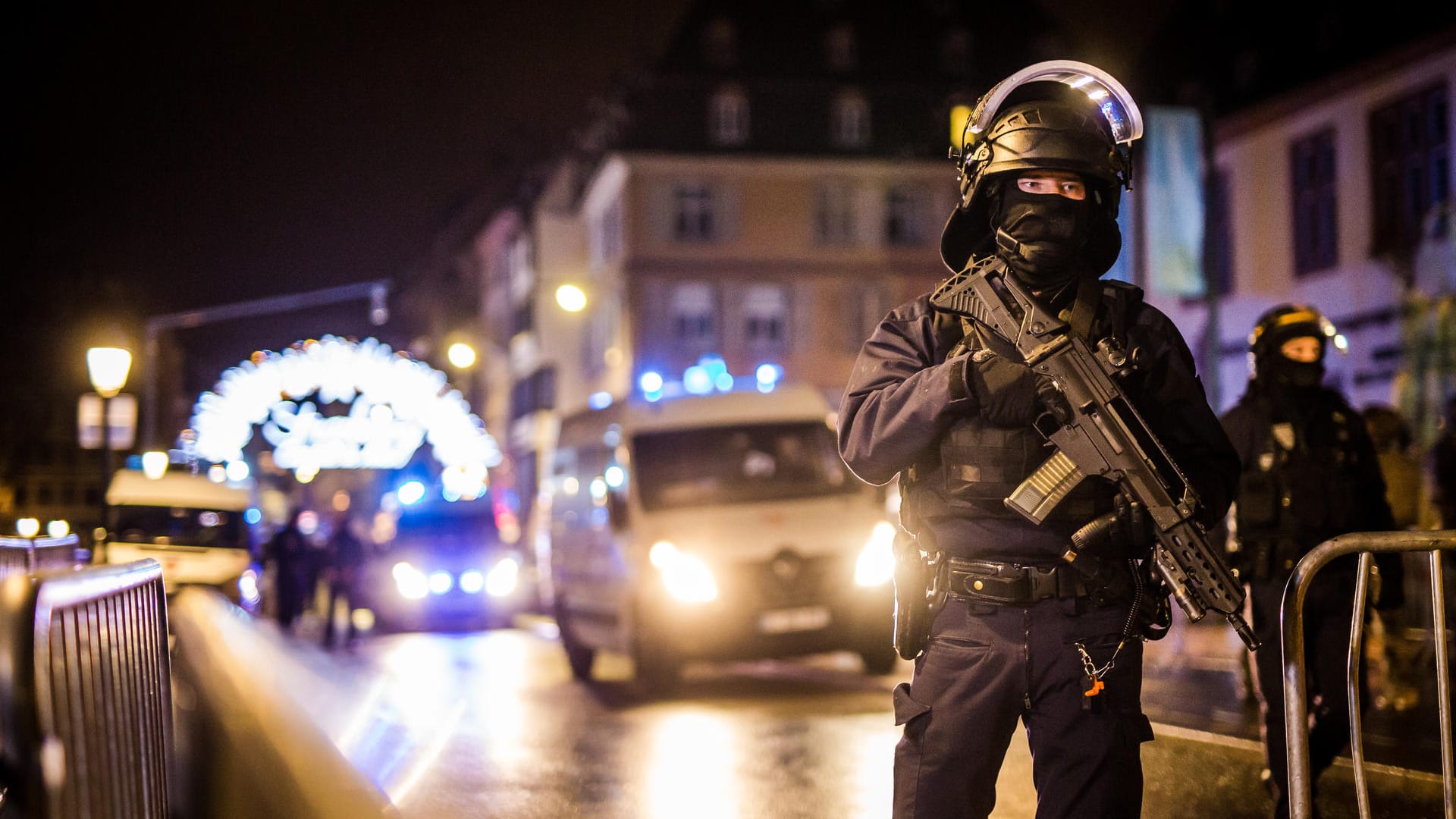 Polizisten nach dem Anschlag.