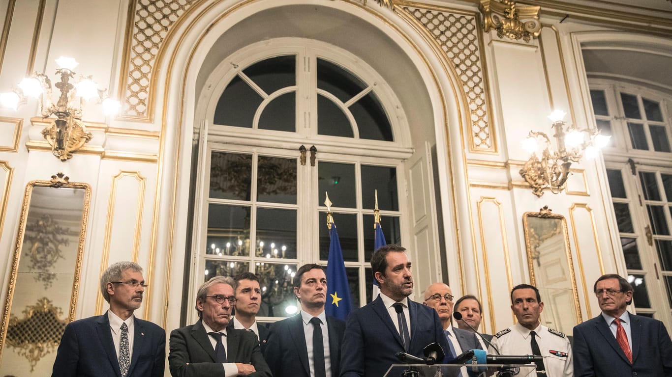 Frankreichs Innenminister Christophe Castaner hat am frühen Mittwochmorgen eine Pressekonferenz gehalten.