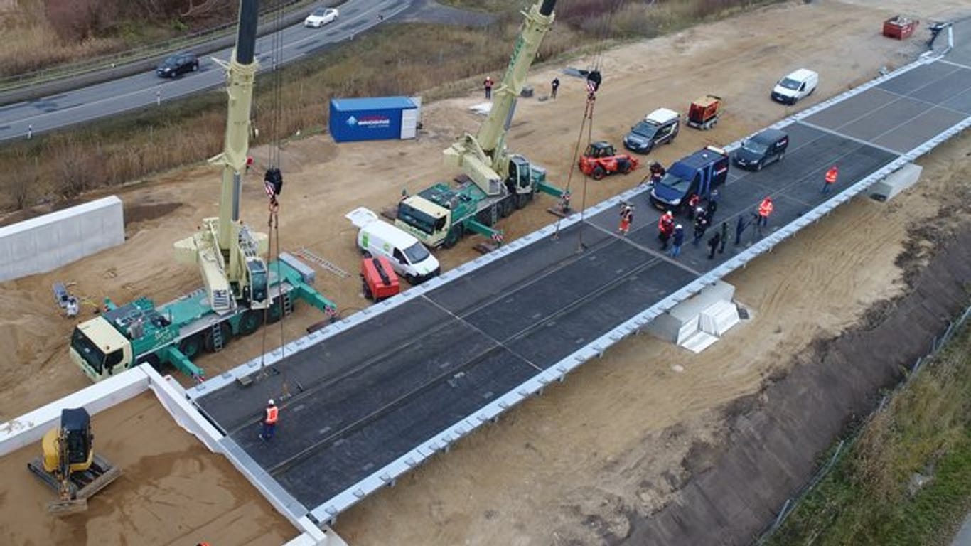 Abgesackte Autobahn A20: An der Behelfsbrücke wird das letzte Bauteil östlich der Trebeltalbrücke verlegt.