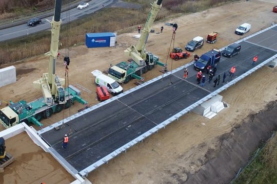 Abgesackte Autobahn A20: An der Behelfsbrücke wird das letzte Bauteil östlich der Trebeltalbrücke verlegt.