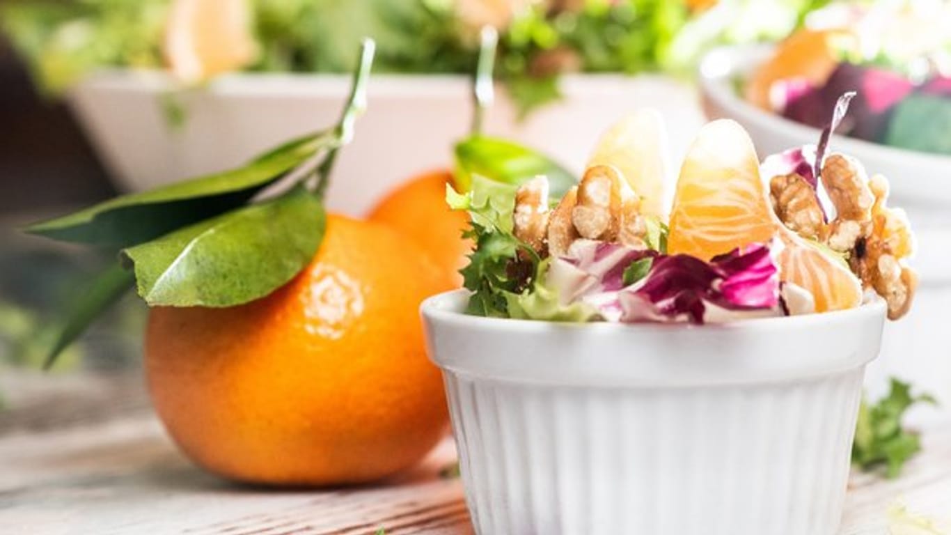 Herbstliche Salate bekommen mit Mandarinen eine fruchtig-erdige Note - zum Beispiel in Kombination mit Radicchio und Walnüssen.