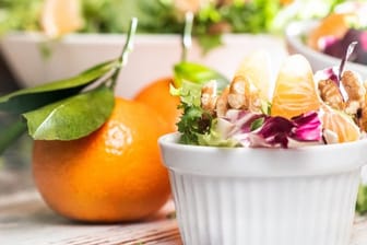 Herbstliche Salate bekommen mit Mandarinen eine fruchtig-erdige Note - zum Beispiel in Kombination mit Radicchio und Walnüssen.