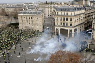 Tränengaseinsatz gegen "Gelbwesten" in Paris.