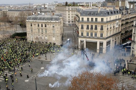 Tränengaseinsatz gegen "Gelbwesten" in Paris.