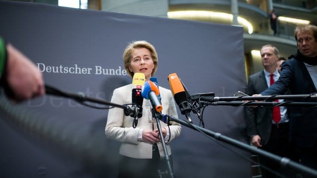 Verteidigungsministerin Ursula von der Leyen äußert sich bei der Ankunft zur Sitzung des Verteidigungsausschusses. Verteidigungsministerin Ursula von der Leyen äußert sich bei der Ankunft zur Sitzung des Verteidigungsausschusses.