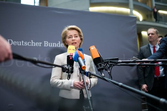 Verteidigungsministerin Ursula von der Leyen äußert sich bei der Ankunft zur Sitzung des Verteidigungsausschusses.