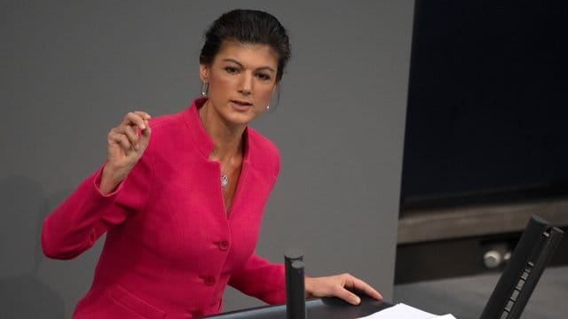 Sahra Wagenknecht (Die Linke), Fraktionsvorsitzende, spricht im Bundestag. Sahra Wagenknecht (Die Linke), Fraktionsvorsitzende, spricht im Bundestag.