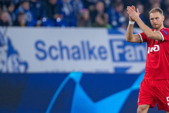 Moskaus Benedikt Höwedes verabschiedet sich von den Schalker Fans.