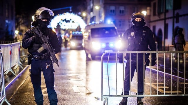 Einsatzkräfte der Polizei sichern einen Eingang zur Altstadt und damit zum Weihnachtsmarkt. Einsatzkräfte der Polizei sichern einen Eingang zur Altstadt und damit zum Weihnachtsmarkt.
