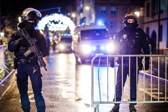 Einsatzkräfte der Polizei sichern einen Eingang zur Altstadt und damit zum Weihnachtsmarkt.