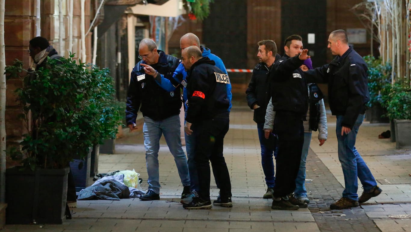 Straßburg: Polizisten sichern Spuren in der Nähe des Weihnachtsmarkts.