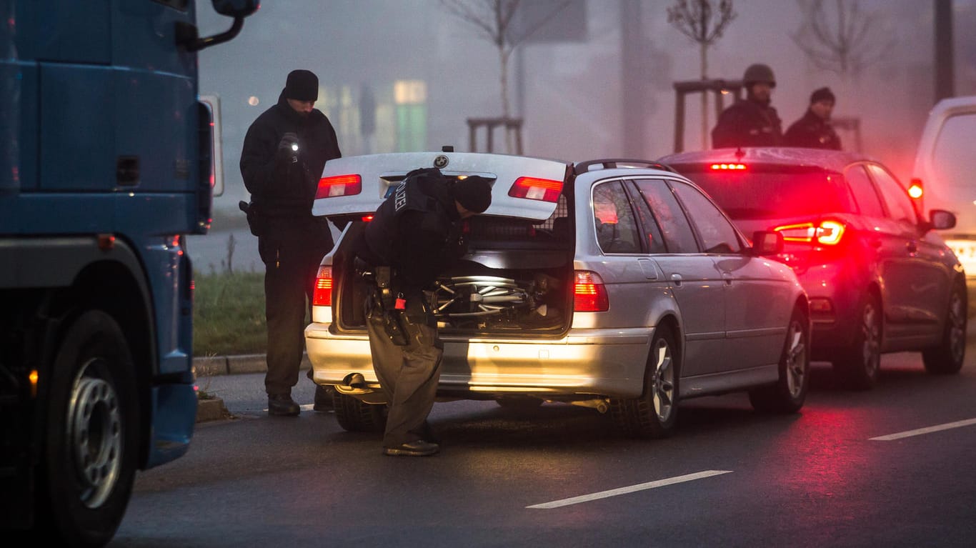 Kehl in Baden-Württemberg: Deutsche Polizisten kontrollieren an der Deutsch-Französischen Grenze in Kehl alle Fahrzeuge, die aus Straßburg heraus fahren.