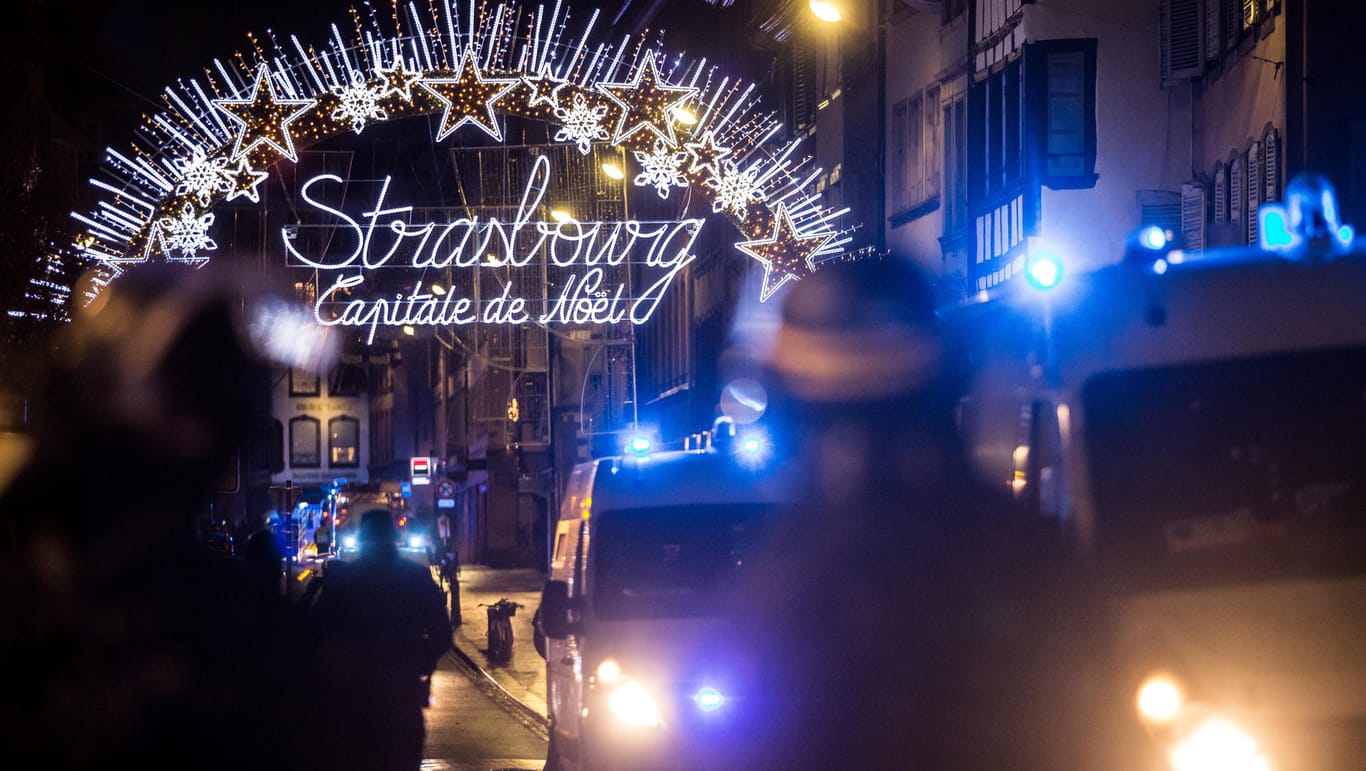 Straßburg am Dienstagabend: Einsatzkräfte der Polizei sichern einen Eingang zur Altstadt und zum Weihnachtsmarkt.