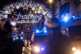 Straßburg am Dienstagabend: Einsatzkräfte der Polizei sichern einen Eingang zur Altstadt und zum Weihnachtsmarkt.