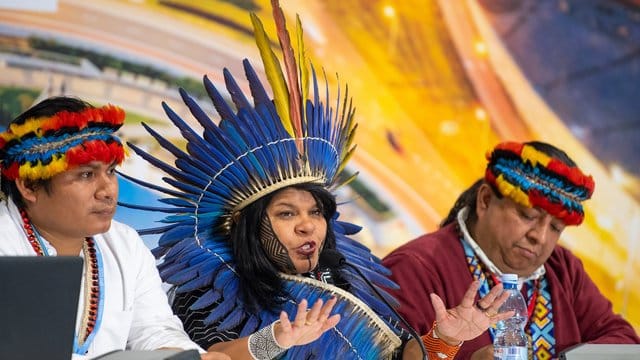 Sonia Guajajara (M), brasilianische Umweltaktivistin, spricht auf einer Pressekonferenz zum Thema "Indigene Völker" beim Weltklimagipfel. Sonia Guajajara (M), brasilianische Umweltaktivistin, spricht auf einer Pressekonferenz zum Thema "Indigene Völker" beim Weltklimagipfel.