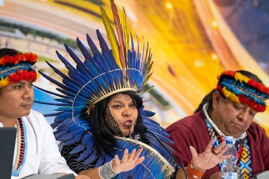 Sonia Guajajara (M), brasilianische Umweltaktivistin, spricht auf einer Pressekonferenz zum Thema "Indigene Völker" beim Weltklimagipfel.