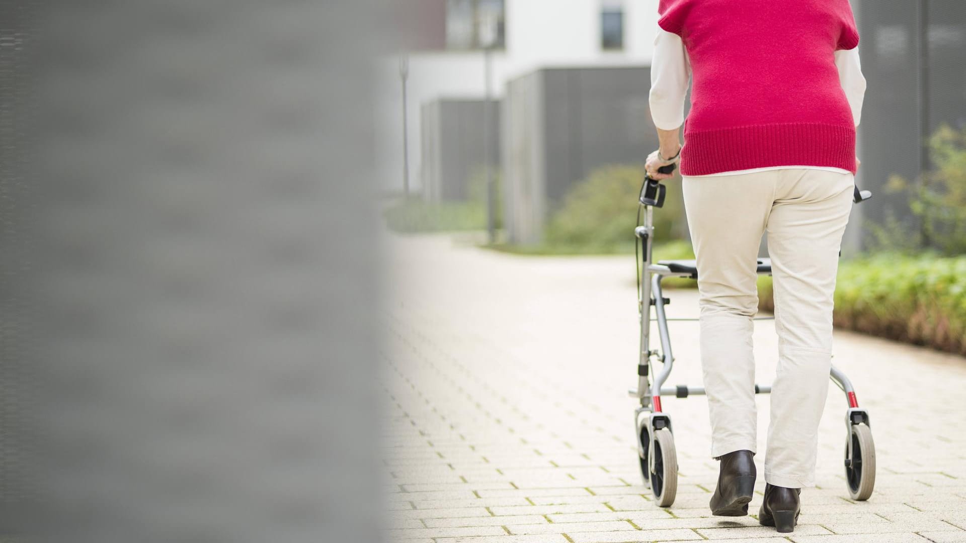 Frau mit Rollator: Zwei Männer haben die Situation einer hilfsbedürftigen Frau gnadenlos ausgenutzt. (Symbolbild)