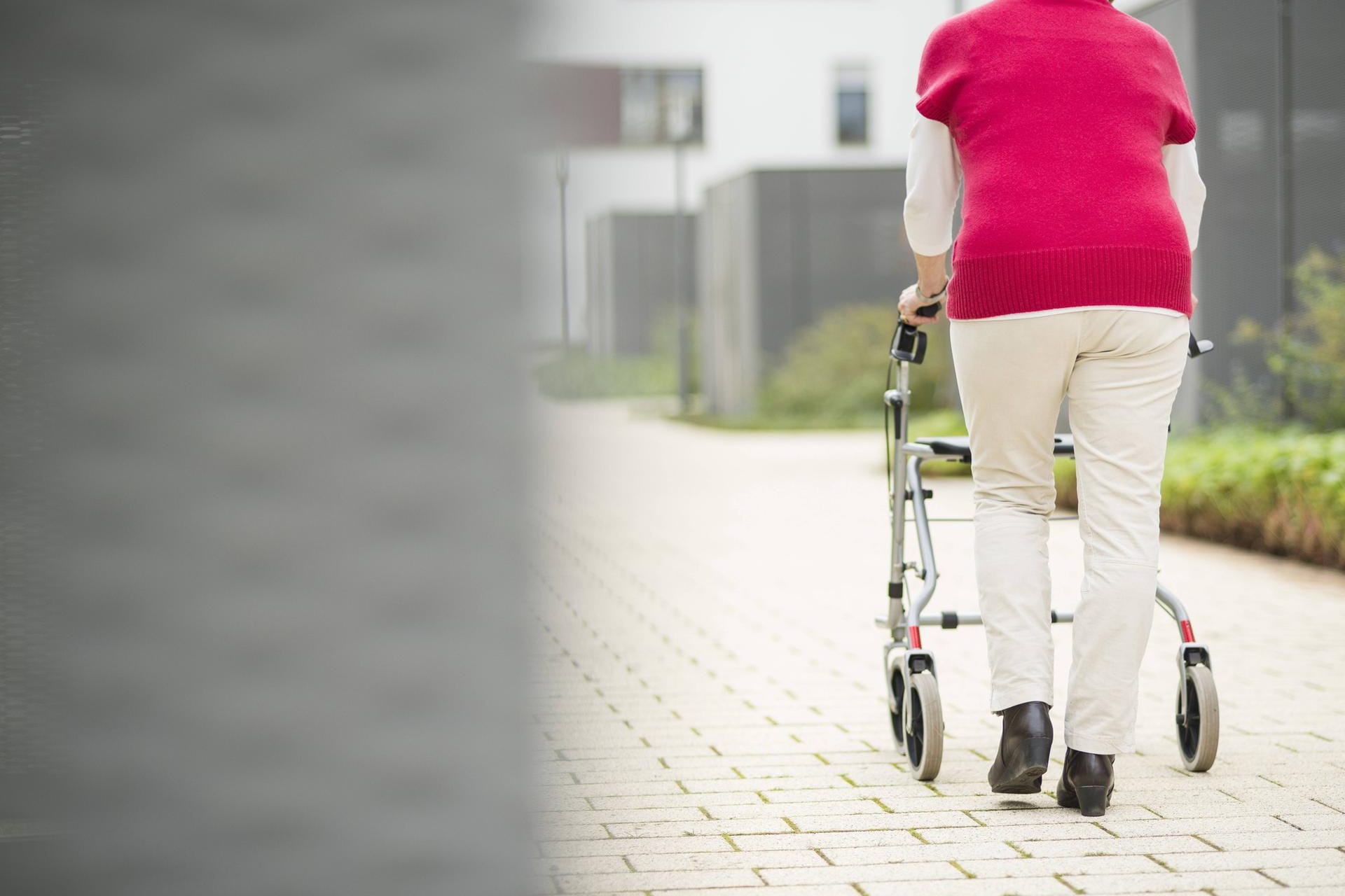 Frau mit Rollator: Zwei Männer haben die Situation einer hilfsbedürftigen Frau gnadenlos ausgenutzt. (Symbolbild)