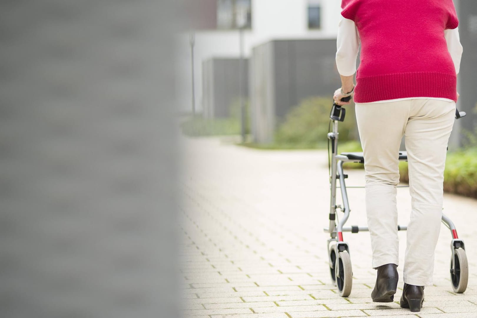 Frau mit Rollator: Zwei Männer haben die Situation einer hilfsbedürftigen Frau gnadenlos ausgenutzt. (Symbolbild)