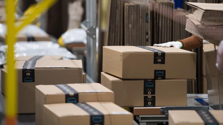 Amazon-Pakete auf einem Transportband: Der US-Konzern verzeichnet deutlich größere Gewinne in einem anderen Geschäftsfeld als dem Online-Shopping.