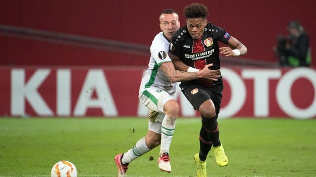 Leverkusens Leon Bailey (r) hat derzeit eine kleine Formkrise.