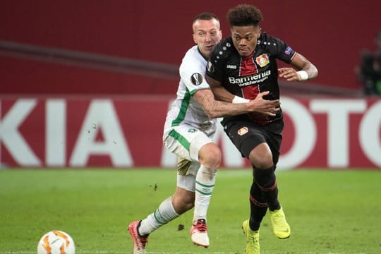 Leverkusens Leon Bailey (r) hat derzeit eine kleine Formkrise.