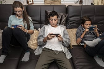 Jugendliche und Kinder am Smartphone: Wie trifft man mit seinem Kind einen Kompromiss über die Dauer der Mediennutzung?