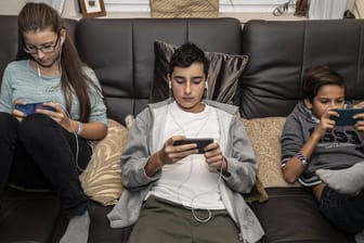 Jugendliche und Kinder am Smartphone: Wie trifft man mit seinem Kind einen Kompromiss über die Dauer der Mediennutzung?