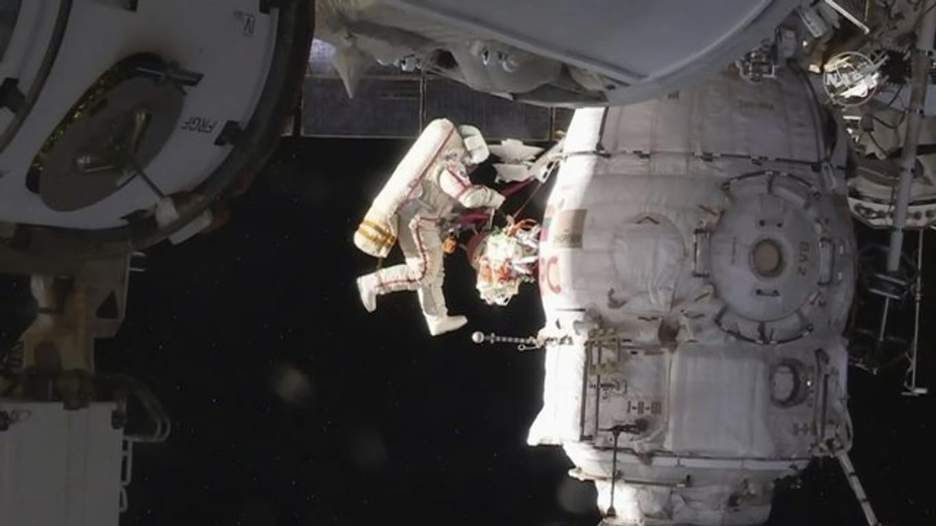 Der russische Kosmonaut Oleg Kononenko untersucht einen Teil des angedockten Raumschiff Sojus MS-09.