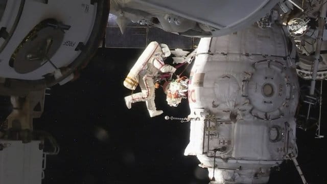 Der russische Kosmonaut Oleg Kononenko untersucht einen Teil des angedockten Raumschiff Sojus MS-09. Der russische Kosmonaut Oleg Kononenko untersucht einen Teil des angedockten Raumschiff Sojus MS-09.