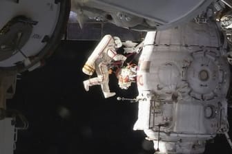 Der russische Kosmonaut Oleg Kononenko untersucht einen Teil des angedockten Raumschiff Sojus MS-09.