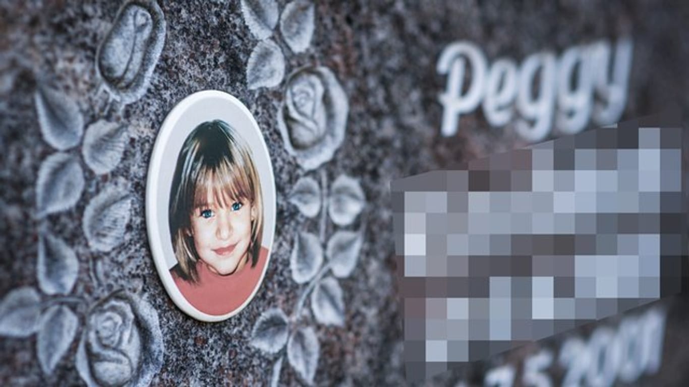 Ein Gedenkstein mit dem Porträt des Mädchens Peggy auf dem Friedhof in Nordhalben (Bayern).