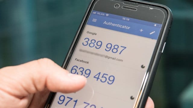 Besserer Schutz: Viele Onlineanbieter wie Google, Facebook oder Amazon unterstützen etwa die 2FA über Smartphone-Apps. Besserer Schutz: Viele Onlineanbieter wie Google, Facebook oder Amazon unterstützen etwa die 2FA über Smartphone-Apps.