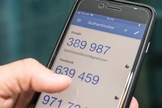 Besserer Schutz: Viele Onlineanbieter wie Google, Facebook oder Amazon unterstützen etwa die 2FA über Smartphone-Apps.