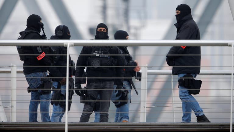 Nach Anschlag auf Straßburger Weihnachtsmarkt: Französische Polizisten bewachen die deutsch-französische Grenze.