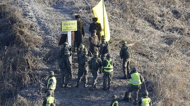 Süd- und nordkoreanische Soldaten an der Demarkationslinie.