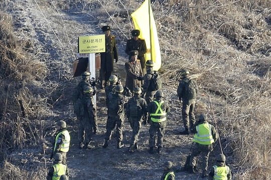 Süd- und nordkoreanische Soldaten an der Demarkationslinie.