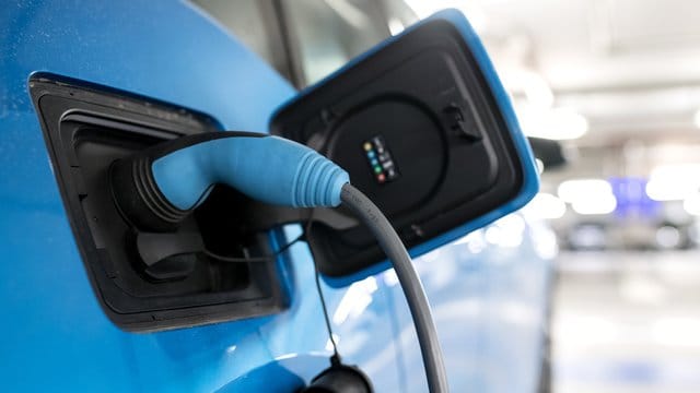 E-Autos lassen sich beim Laden per App vorwärmen.