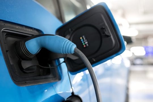 E-Autos lassen sich beim Laden per App vorwärmen.