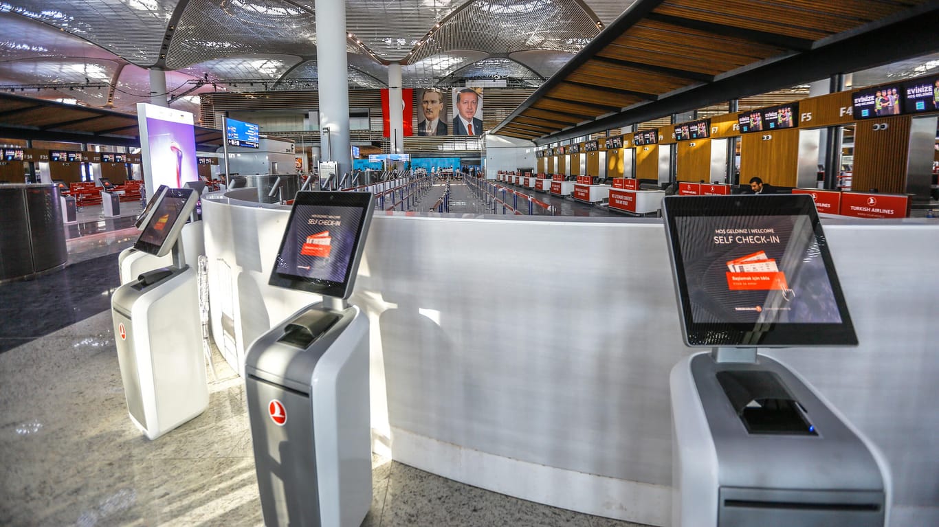 Self-Check-in-Schalter am neuen Internationalen Flughafen Istanbul: Der Umzug der Airlines soll Ende Dezember stattfinden.