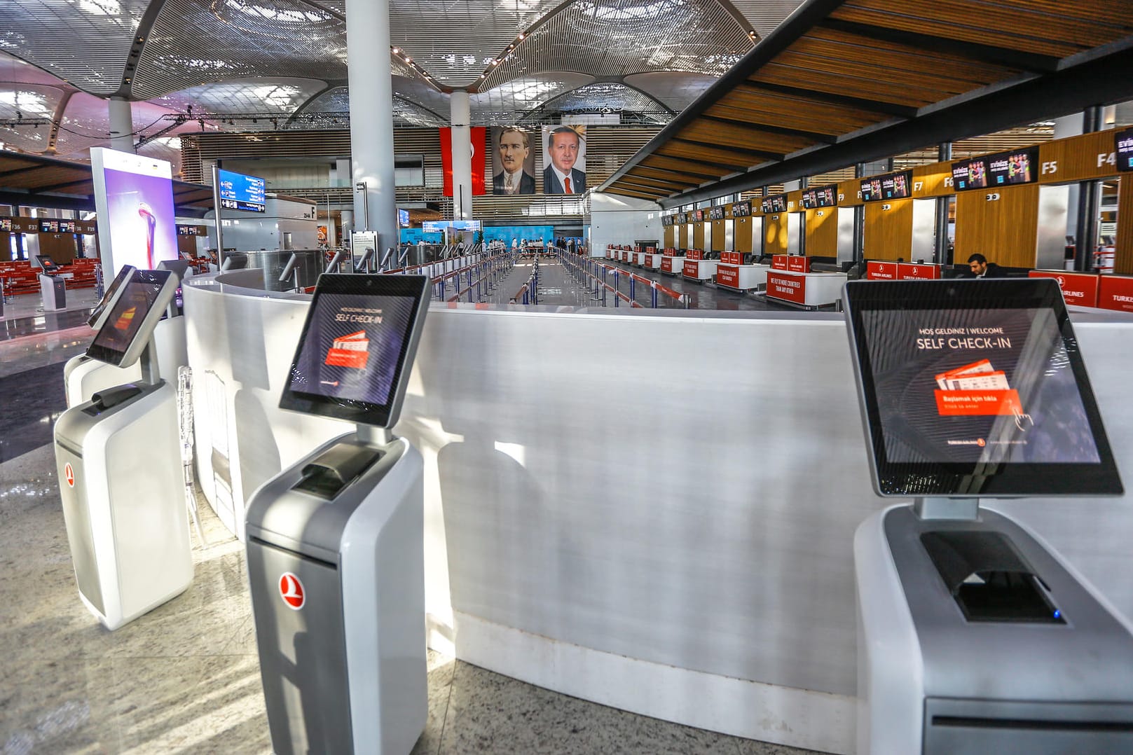 Self-Check-in-Schalter am neuen Internationalen Flughafen Istanbul: Der Umzug der Airlines soll Ende Dezember stattfinden.