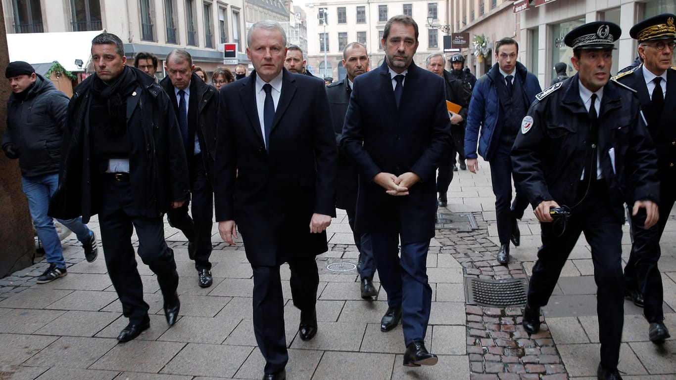 Der französische Innenminister Christophe Castaner (Mitte rechts) mit Staatsanwalt Rey Heitz in Straßburg: Der Minister verschafft sich ein Bild der Lage und dankt den Einsatzkräften vor Ort für ihr Engagement.