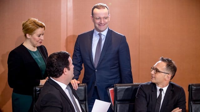 Die Minister warten auf den Beginn der Sitzung des Bundeskabinetts im Kanzleramt.