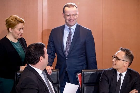 Die Minister warten auf den Beginn der Sitzung des Bundeskabinetts im Kanzleramt.