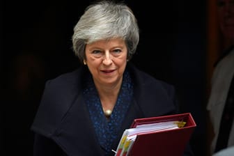 Theresa May vor 10 Downing Street: Stürzt ihre eigene Partei die Premierministerin?