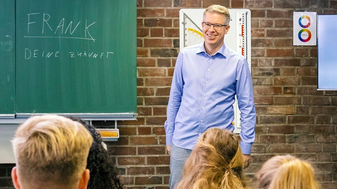 Frank Thelen im Klassenraum: Mit den Schülern eines Gymnasiums hat er über deren Zukunft in der Arbeitswelt gesprochen.