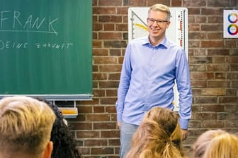 Frank Thelen im Klassenraum: Mit den Schülern eines Gymnasiums hat er über deren Zukunft in der Arbeitswelt gesprochen.