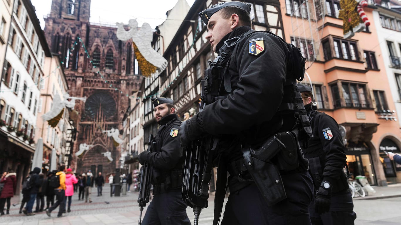 Nach Anschlag in Straßburg: Polizisten gehen nach einem Angriff in der Gegend des Straßburger Weihnachtsmarkts durch die Innenstadt.