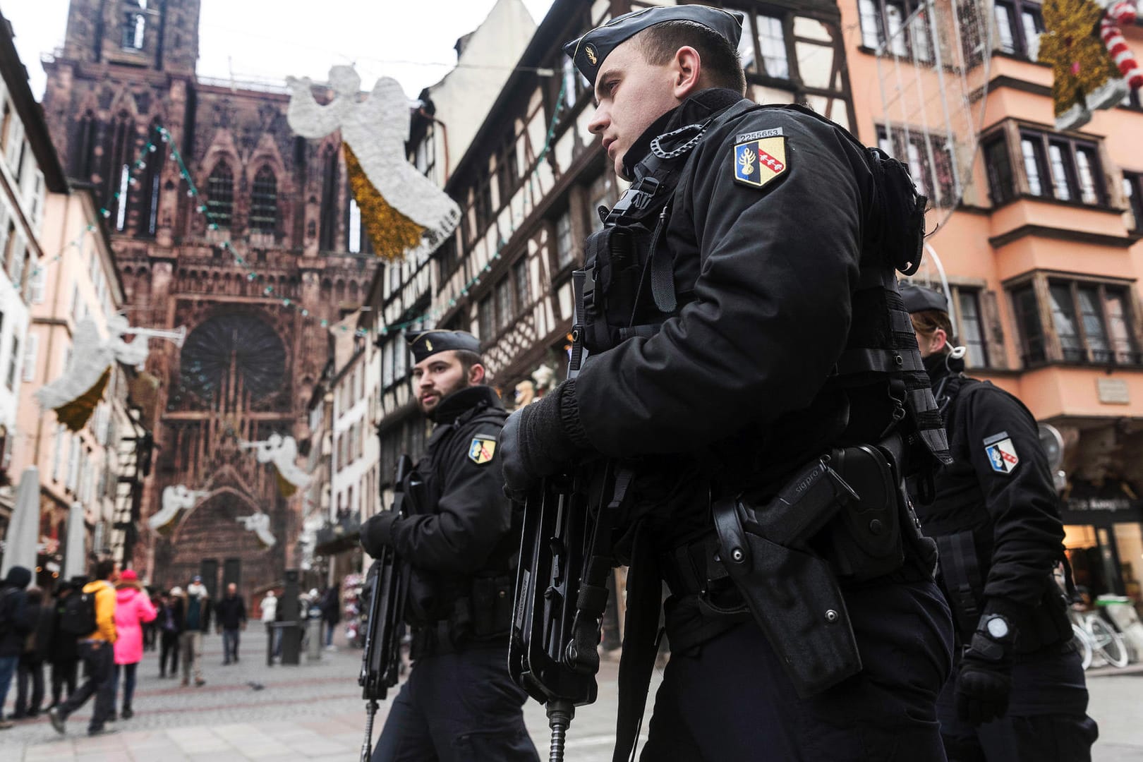 Nach Anschlag in Straßburg: Polizisten gehen nach einem Angriff in der Gegend des Straßburger Weihnachtsmarkts durch die Innenstadt.