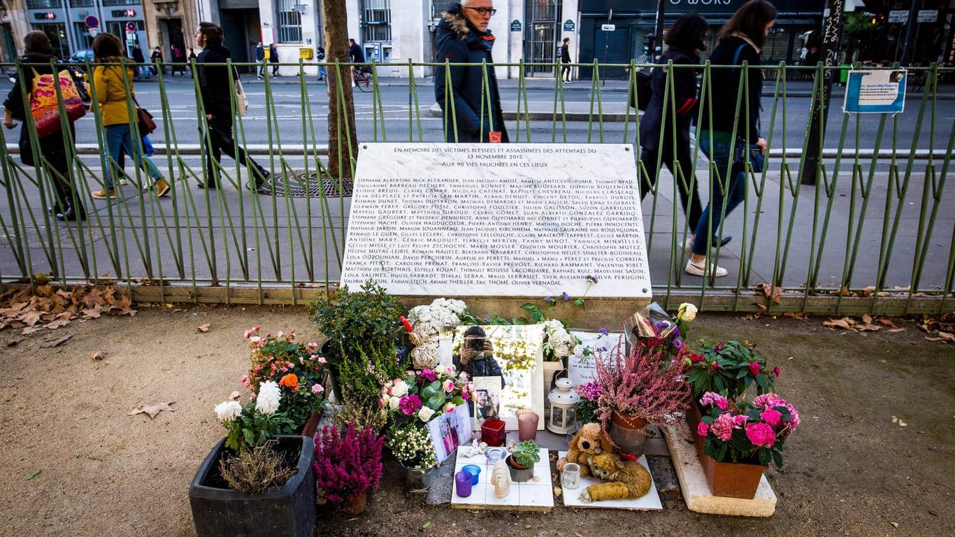 Der Gedenkstein für die Opfer des Bataclan: Sie wurden 2015 getötet.
